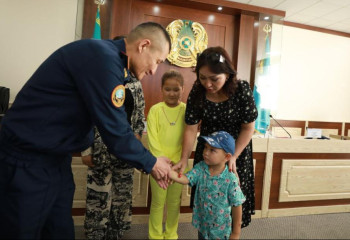 Посмертной медалью наградил глава МЧС семью героя, погибшего при спасении детей