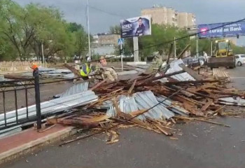 Последствия урагана устраняют в Караганде