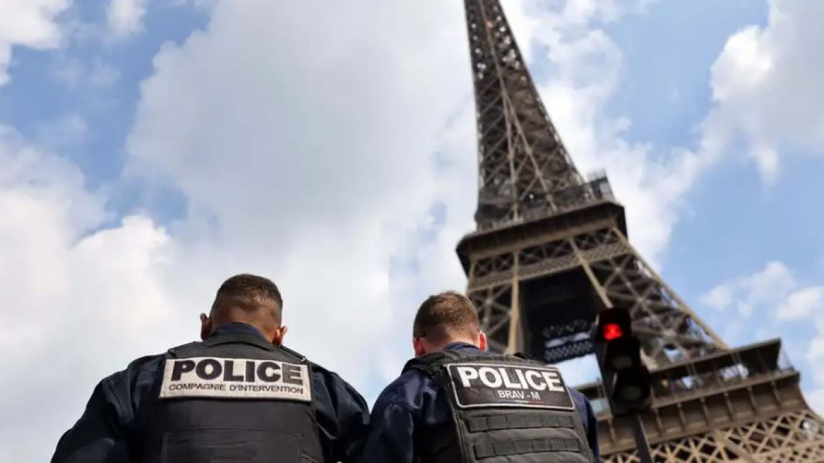 В Париже временно эвакуировали людей с Эйфелевой башни