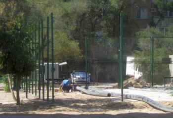 Больше месяца коммунальщики Актау не могут восстановить спортплощадку