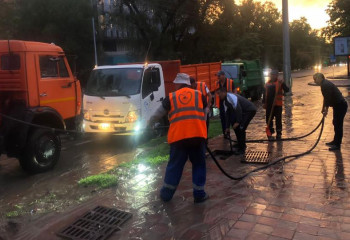 Алматыда жаңбыр суы басқан негізгі аумақтағы қауіп жойылды