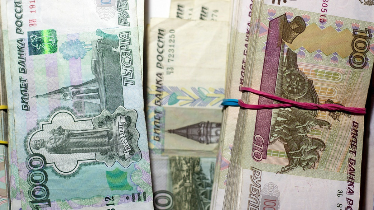 Российский рубль продолжает падать в цене