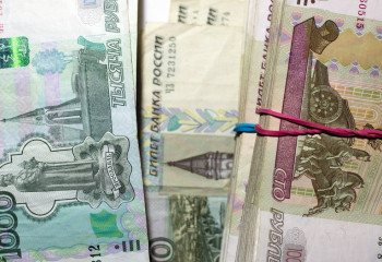 Российский рубль продолжает падать в цене