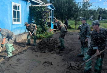 Гвардейцы помогают жителям области Жетысу