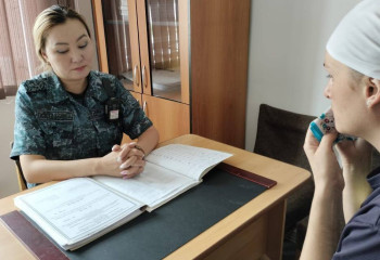 Полиция қызметкерінің погонын жұлып алған бикеш бас бостандығынан айырылды