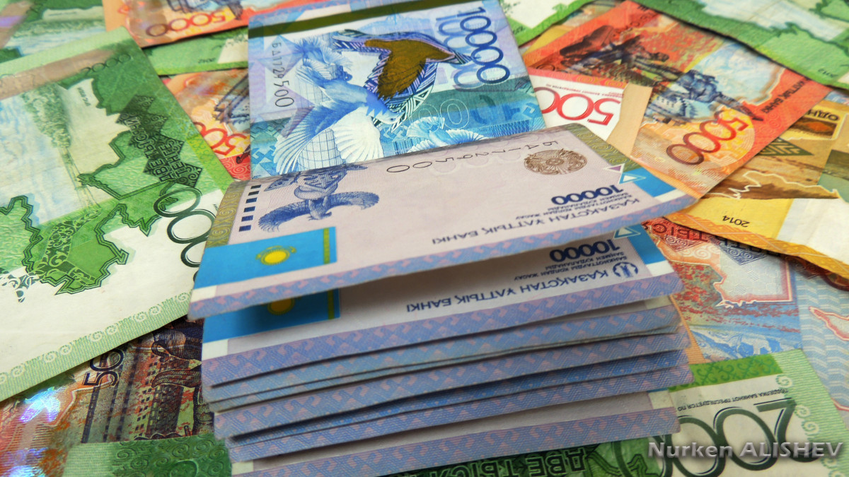 Казахстанцы стали чаще откладывать деньги на депозиты - аналитики
