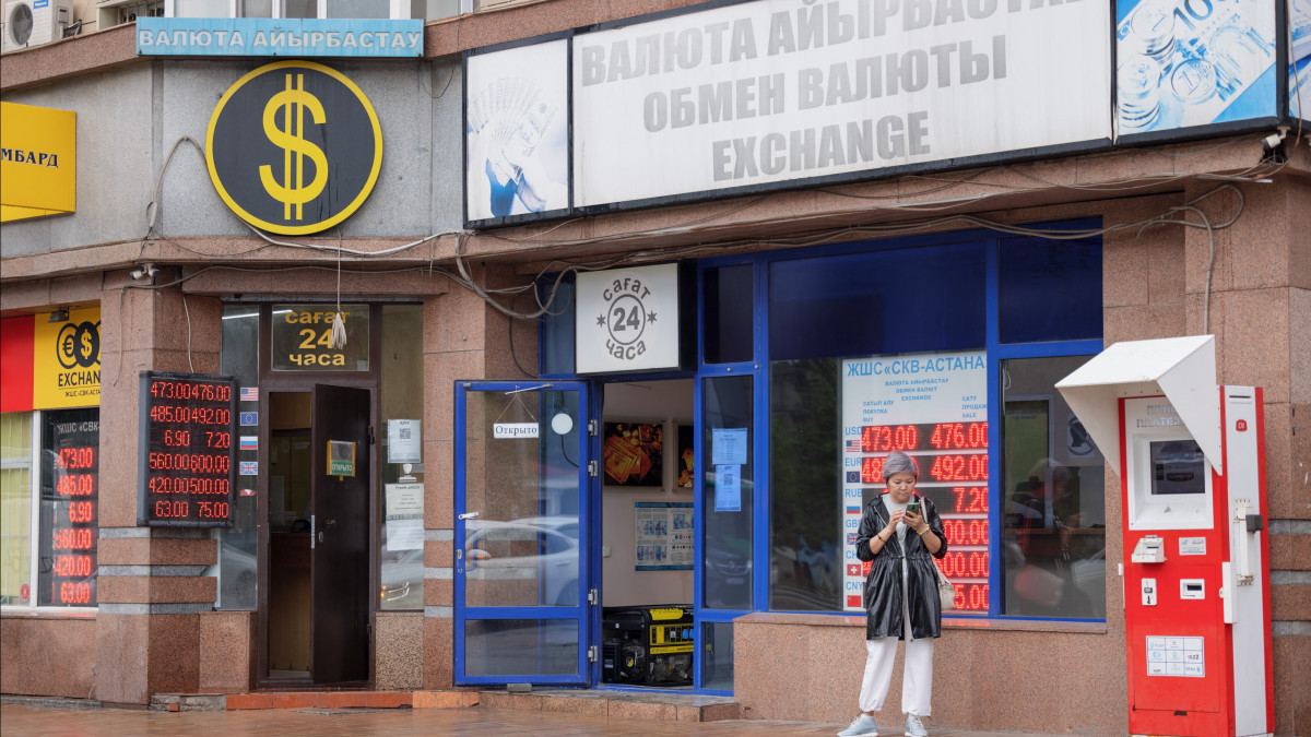 Рухнет ли тенге на фоне ослабления рубля: мнение экономиста