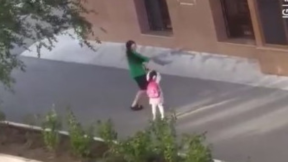 Пинала и била маленькую девочку: видео с избиением ребенка в Астане возмутило казахстанцев