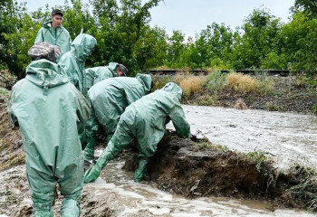 Әскери байланысшылар Жетісу облысындағы су басқан ауыл тұрғындарына көмекке барды