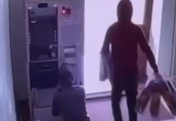 Алматыда екі жігіт банкоматты тонап, 12,8 млн теңгені қолды еткен