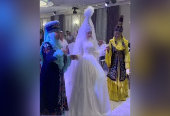 Жаңа дәстүр ме? Бойжеткен құран үнімен ұзатылды