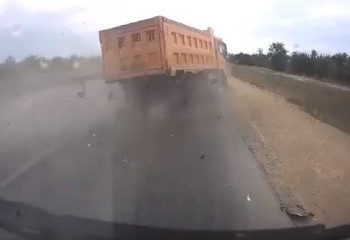 Жуткая авария попала на камеру видеорегистратора на автодороге Актобе