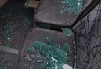 Стекло автобуса рассыпалось на голову женщины с новорожденным ребенком в Караганде