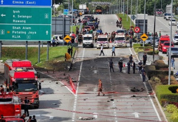 Малайзияда ұшақ қала маңына құлап, 10 адам қаза тапты