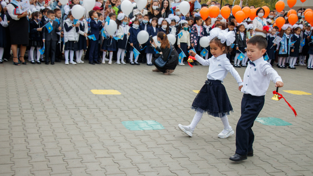 Астанада 10 мыңнан астам оқушы орыс тілін таңдаған. Танымал педагог білім басқармасын кінәлады
