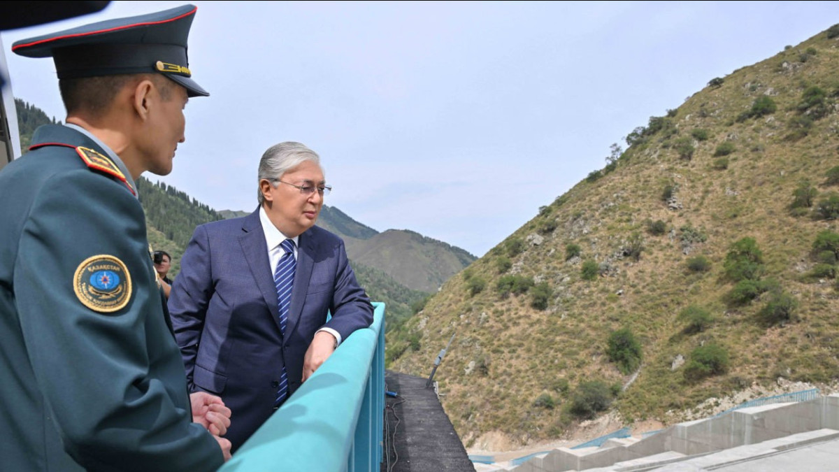 Президент Казахстана осмотрел новую плотину "Аюсай" в Алматы