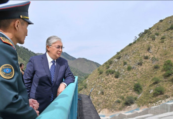 Президент Казахстана осмотрел новую плотину 