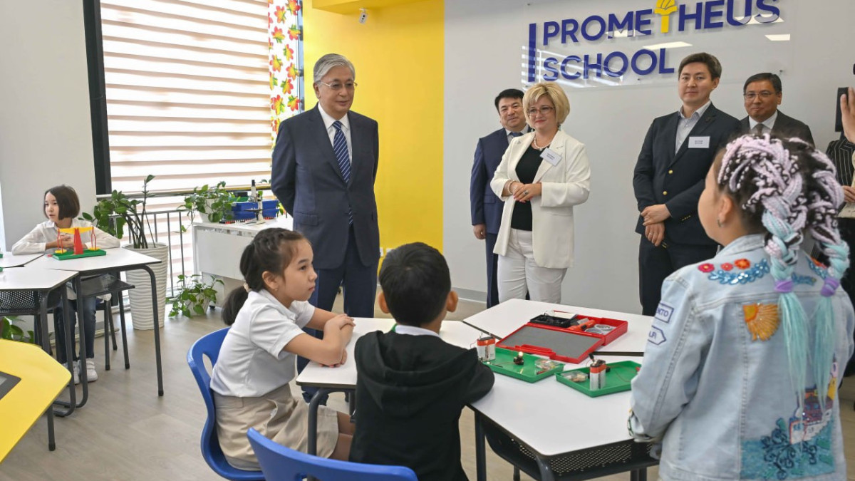 Опоздавший на встречу с Президентом школьник догнал Токаева и вручил ему подарок