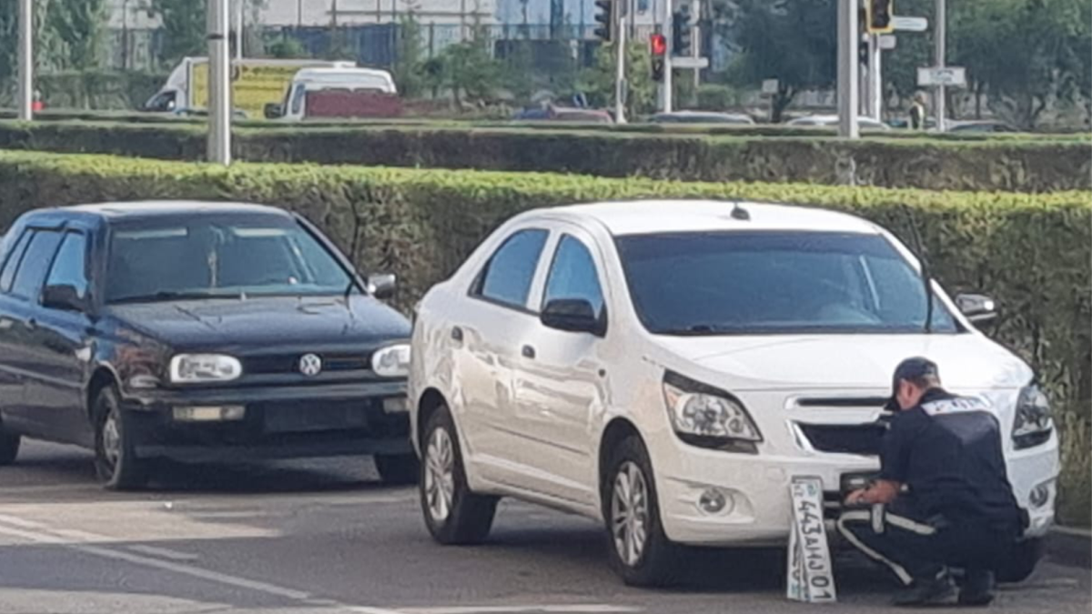 Госномера с 25 авто сняли за парковку на остановке у мечети Астаны