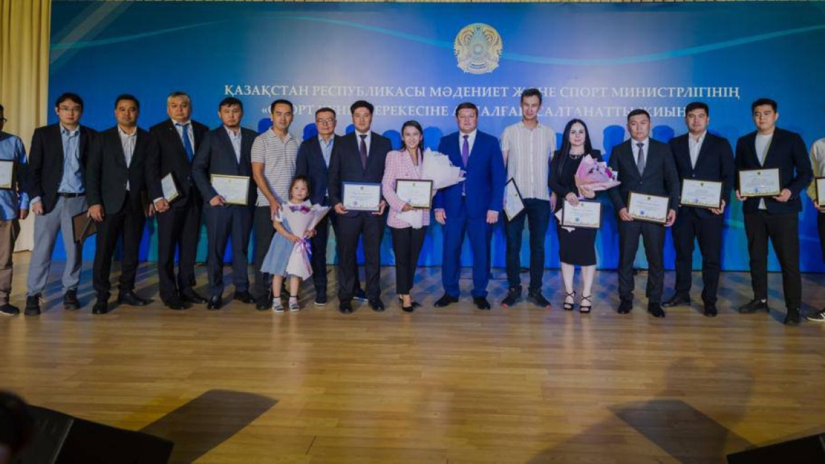 Министр культуры и спорта Асхат Оралов наградил ветеранов и работников сферы спорта