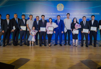 Министр культуры и спорта Асхат Оралов наградил ветеранов и работников сферы спорта