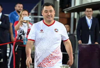 Қырғыз басшысы әлемдік футбол жұлдыздарымен бірге доп тебеді