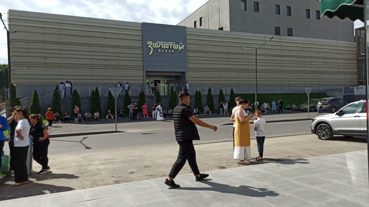 Посетителей и сотрудников Grand Park в Алматы эвакуируют