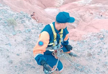 Гражданку России выручили спасатели в Чарынском каньоне