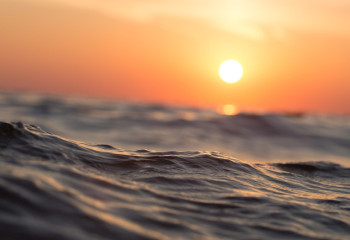 Девушка спрыгнула с дамбы в Каспий