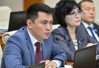 Киімі қымбат болғанымен, арзан адамдар көбейген. Депутат Дәулет Мұқаев трендтегі бренд киімдерге көзқарасын айтты