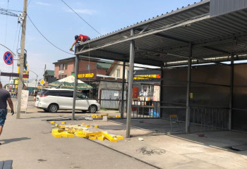 Алматыда сот шешімі бойынша заңсыз салынған көлік жуу нысаны сүрілді