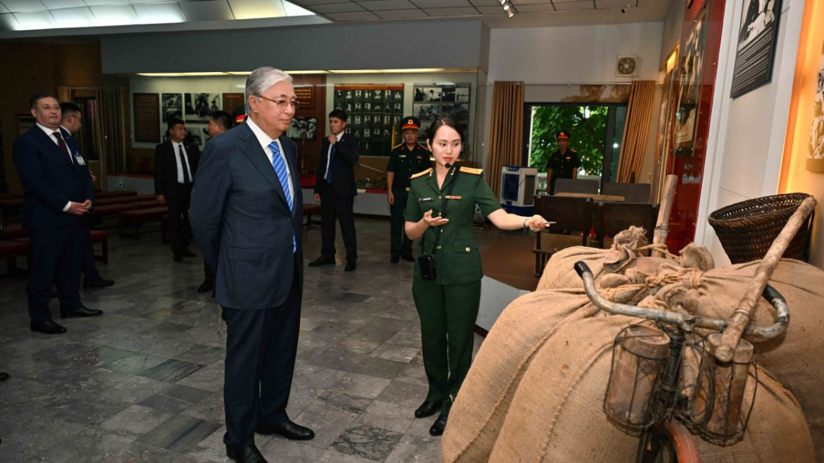 Президент Вьетнамның әскер тарихы музейіне барды
