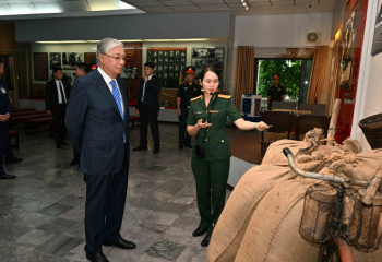 Президент Вьетнамның әскер тарихы музейіне барды