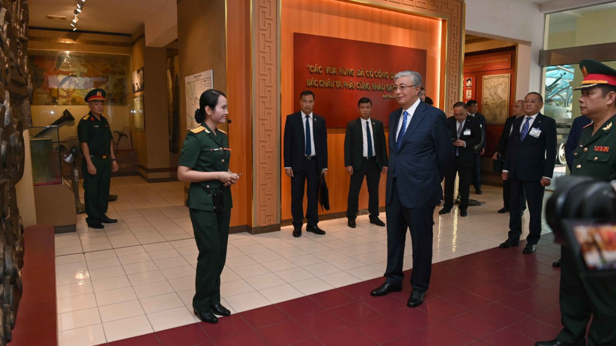 Президент Казахстана посетил Вьетнамский музей военной истории