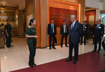 Президент Казахстана посетил Вьетнамский музей военной истории