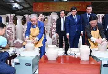 Мемлекет басшысы Вьетнамда қыш құмыра жасап көрді