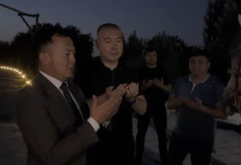 Аманжол Әлтаев Қырғызстан президентінен сәйгүлік сыйға алған Біржан Қалдыбаевқа шүйлікті