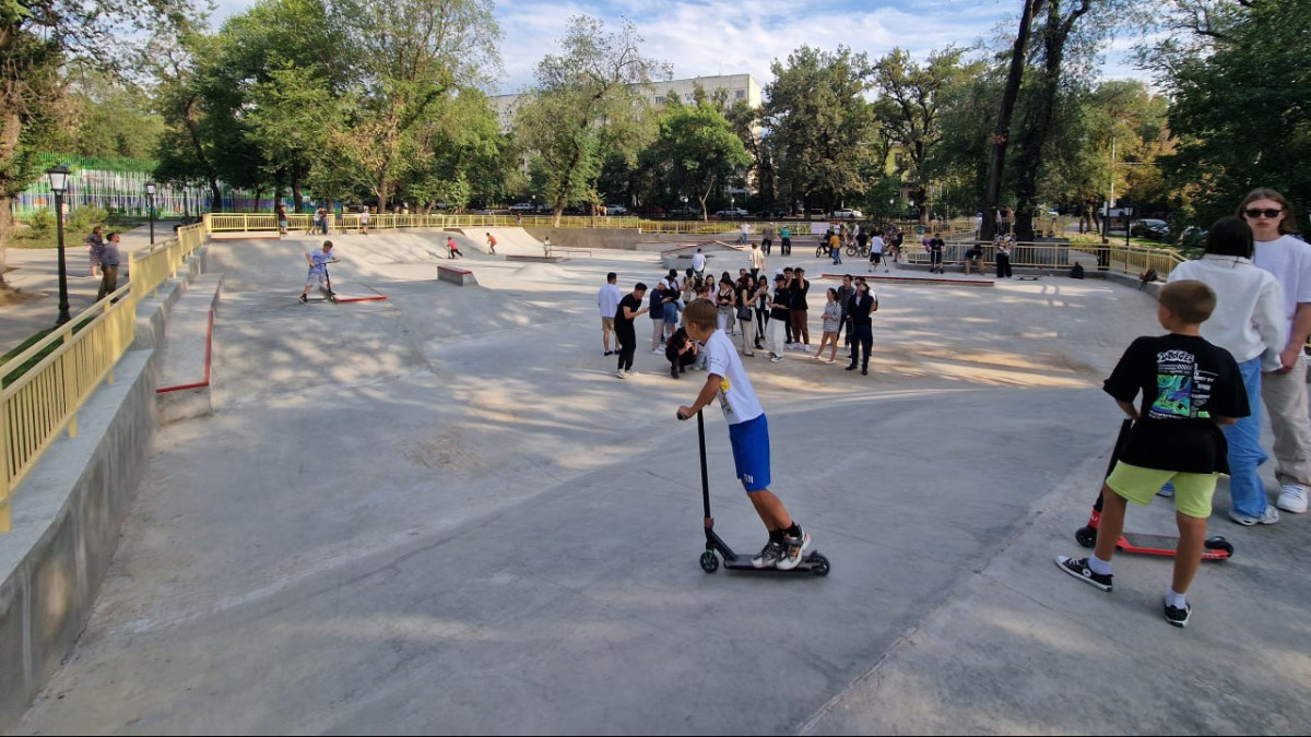 Самую большую в городе скейт-площадку открыли в Алматы