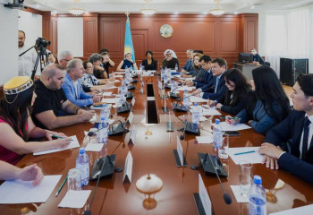 Асхат Оралов Қазақстанға келген шетелдік БАҚ өкілдерімен кездесті