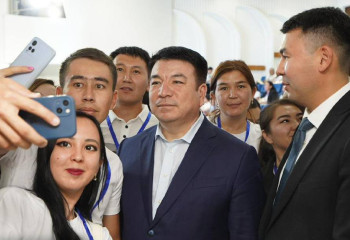 Министр шалғай елді мекендерден келген мұғалімдермен кездесті