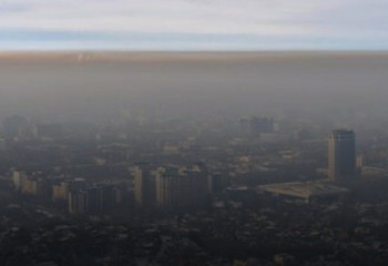 Алматы окутал дым, жителей призвали надеть маски