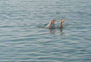 Женщина на авто с двумя детьми утонула в Иртыше