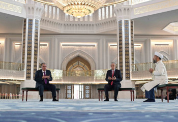 Президенты Казахстана и Таджикистана посетили главную мечеть Астаны