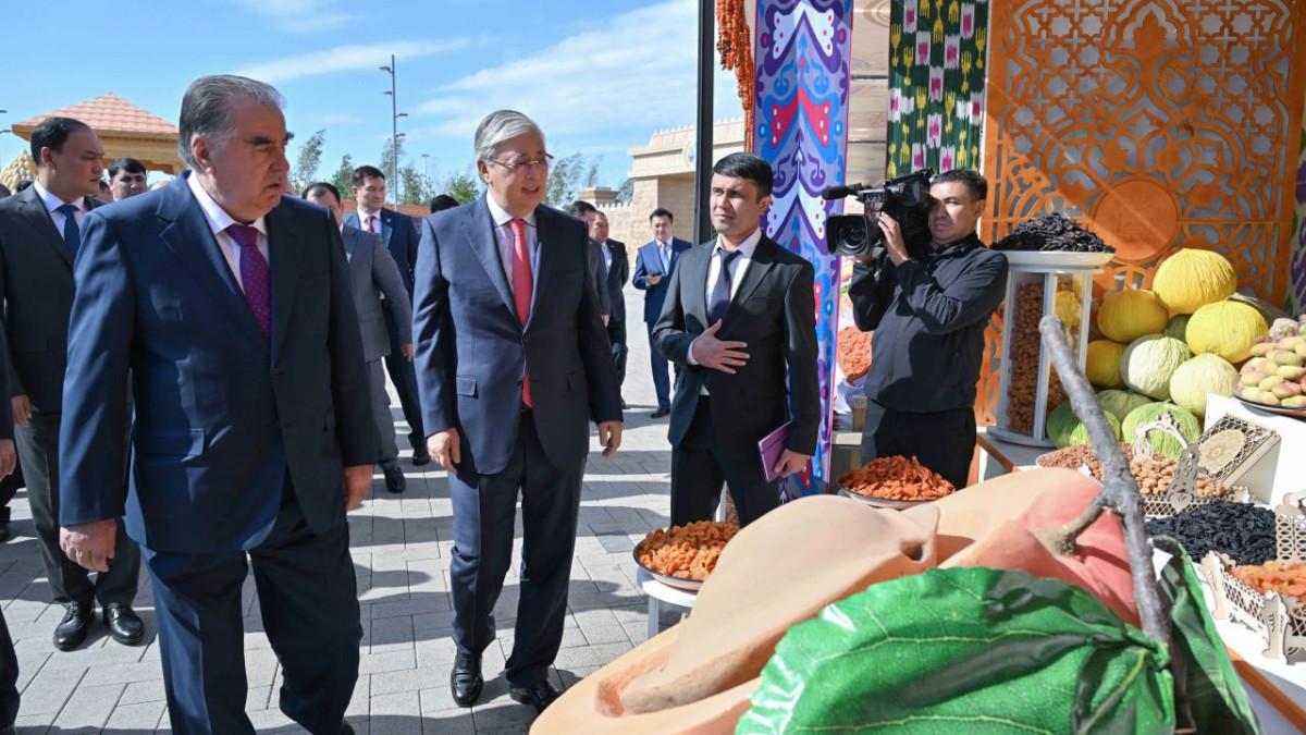 Тоқаев пен Рахмон Астанадағы Тәжікстан ауыл шаруашылығы көрмесін аралады