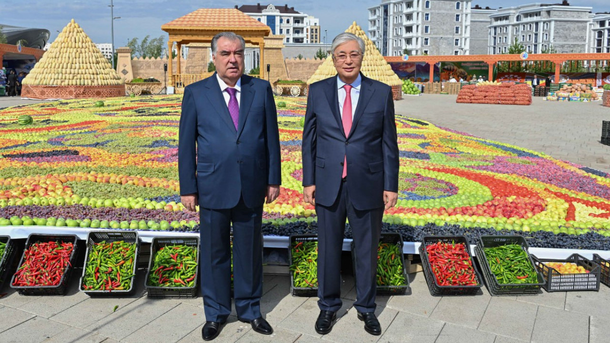 Касым-Жомарт Токаев и Эмомали Рахмон посетили выставку товаров Таджикистана
