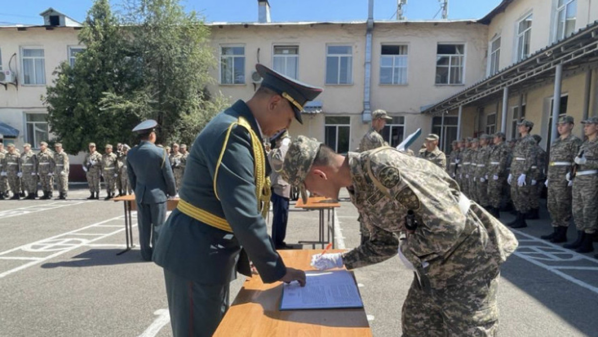 Алматыдағы әскери-техникалық мектептің курсанттары әскери ант берді