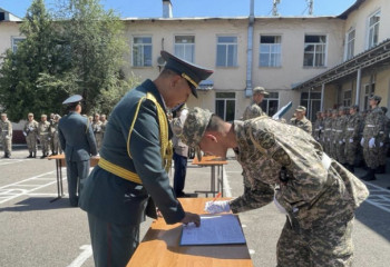 Алматыдағы әскери-техникалық мектептің курсанттары әскери ант берді