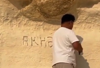 Вандалом на видео в ущелье Мангистау оказался чиновник культуры