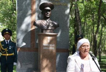 Таразда Халық қаһарманы Мейіржан Аймановқа арналып ескерткіш қойылды