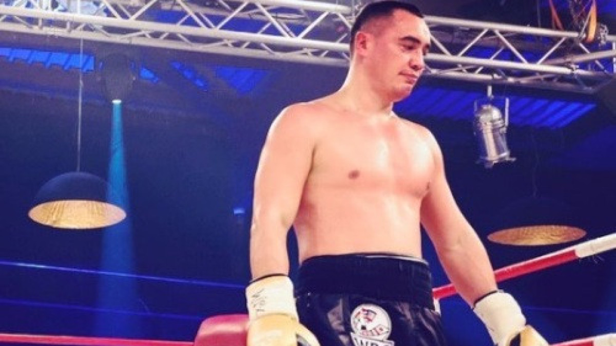 Казахстанского боксера дисквалифицировали за систематические нарушения во время боя